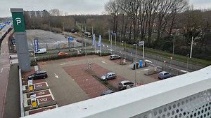 De Malipaard meisjes gingen een dagje shoppie shoppie in Rotterdam. Superleuk natuurlijk, ware het niet dat De Coureur van nature een bepaald soort hysterische weerstand heeft tegen rijden in Rotterdam. Het liefst rijdt ze er met een hele grote boog omheen. Iets met een incident op een brug, veel te veel verkeer, een verkeerde afslag en een panische Coureur die uiteindelijk van pure ellende in de buurt van Delft uitkwam en daar vervolgens de Ikea ging leegshoppen 'als pleister op de wond'. Jaja.