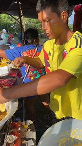 360K views · 9.4K reactions | Un emprendimiento de familia en Tolú Platanitos y Muslitos de pollo  #CostumbresyTradiciones #comida #corralejas2025 | Ramiro Zarzapower | Facebook