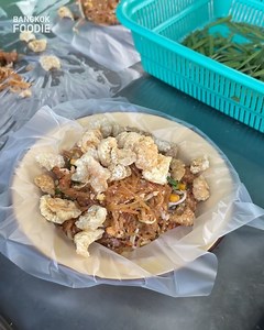 Crispy Pork Skin Pad Thai in Bangkok ผัดไทยใส่กากหมูสุดอร่อย ในกรุงเทพฯ 😍 | Bangkok Foodie