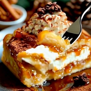 Caramel Cream Cheese Puff Pastry Squares Ingredients: 1 sheet puff pastry (store-bought or homemade, thawed) 1 egg (for brushing the edges) 225 g cream cheese (at room temperature, softened) ¼ cup granulated sugar 1 teaspoon vanilla extract 1 tablespoon milk or cream ½ cup brown sugar 3 tablespoons butter ¼ cup cream A pinch of salt Whipped cream (optional) Cocoa or cinnamon Chocolate shavings (optional) Directions: Prepare the Cream Cheese Filling: 1.1. In a bowl, mix the cream cheese, sugar, v