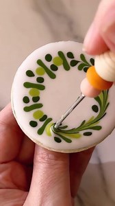 158K views · 415 reactions | A simple but cute #wetonwet wreath for Christmas morning. Merry Christmas to all who celebrate! ❤️ #christmascookies #royalicing #cookiedecorating #decoratedcookies #sugarcookies | The Cookie Box Club | Facebook