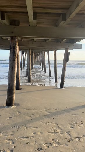 Reserve your week today…first 3 reservations receive a 20% discount! …everything you need and more! . ↳ Nags Head, NC ☀️ Surf Shack 🏡 4/2 | 1 block from 🌊 🫧 Hot tub 🚿 2 Outdoor showers 🏄‍♂️ Surfboards 🐚 Beach gear | 🚣kayak | 🚲bikes 🏓 Pickleball net/paddles | ⛳️ Golf nearby 🎯 Game Rm. | in/outside games 🌴Premium outdoor hangout area 🔥 Fire pit outside | inside fireplace ☀️ Rooftop Deck - sunrises & sunsets 🏁 Quiet street 🦀 2 Outdoor eating areas ☀️ 6 covered porches, decks off every