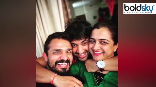 Vijay Raghavendra Spandana Love Story: Spandana Raghavendra, wife of Kannada film actor Vijay Raghavendra, died of a heart attack in a Bangkok hospital on August 7. In this video we are going to tell you about the love story of Kannada actor Vijay Raghavendra and his wife Spandana, which is quite interesting. However, the news of Spandana's sudden demise has come as a big blow to the fans. #VijayRaghavendraWife #Spandanalastrite ~HT.97~PR.115~ED.119~ | Boldsky