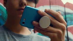 13K views · 53 reactions |  Те осигуряват сигурно захващане за устройството, докато го държите с една ръка, дават възможност за по-бързо писане на съобщения и помагат за правенето на по-добри "селфита". 朗 Кликнете и спестете ➡ bit.ly/popsockets-bg | Gizzmo | Facebook