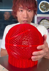 本当に感動しました🥹❤️✨ #bambulab A1 一家に一台3Dプリンターを持つ時代がもうすぐ来ると感じています。前から気になっていたエアレスバスケットボールや、インソール、キーホルダーなどを3Dプリンターで作ってみました。作った感想、、、 マジで凄いです‼️‼️ 最初は半信半疑でしたが、操作は簡単だし作っていくうちにハマってしまいました。話題のエアレスバスケットボールはインテリアとして映えてるし、インソールはクッション機能エグくてジャンプ力上がった気がしてて、今後量産計画をしています。 子供達に作ったキーホルダーはめっちゃ喜んでもらえて本当に嬉しかった😭 【✨Bambuは４周年記念セール中✨】 もし3Dプリンターを検討していたら、Bambulab製品がオススメです🫶 ・エアレスバスケットボール(ID：141676) ・インソール(ID：1883425) ・バスケキーホルダー(ID：2037981) #bambulab A1
