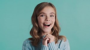 Belle Adolescente Blonde Excitée Regardant Surpris Caméra Sur Fond Coloré