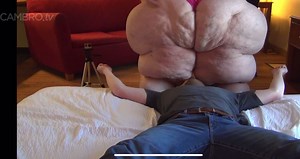 SSBBW squashing facesitting