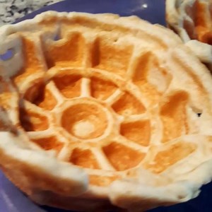 One #bigasswaffle makes two waffle bowls ✌ yup ✌ 😉👌 loving my waffle bowl maker... Now what should I fill these sucka's with ? #kitchengangsta #smartpoints #wwbros #wedonteatnostinkingdietfood You can get your waffle bowl maker here ➡️ http://amzn.to/2sTOXiu | Mudhustler