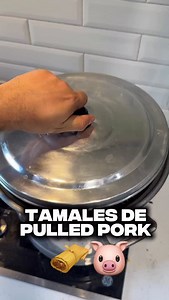 Tamales de pulled pork 🫔🐷 Para la carne yo estoy usando cabeza de lomo sin hueso de @proancarnedecerdo el cual sazonaremos con un rub de BBQ (sal, ajo, pimienta y paprika) lo llevaremos a ahumar a 250 F por 5 horas, luego ya que se le forme una buena costra de sabor envolveremos en papel aluminio junto con jugo de manzan, miel de abeja mantequillay mas sazonador) regresamos al ahumador por otras 3 horas mas hasta llegar a 205 F internos. Reitramos, reposamos y desmenuzamos toda la carnita, aho