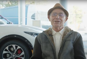 A 87 anni passa all'elettrico con Ford Mustang Mach-E