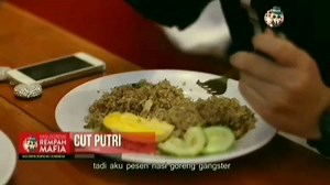 Pilih PREMAN, GANGSTER, atau YAKUZA di Nasi Goreng Mafia? Nasi Goreng Rempah No.1 di Indonesia Gak perlu bingung buat pilih menu Nasi Goreng Rempah Mafia mana yang jadi favorit Boss, karena Boss-Boss cantik ini siap kasih rekomendasi! . • Nasi Goreng PREMAN: Rempah utama kencur berpadu mantap dengan segarnya kangkung yang unik, WAJIB COBA! • Nasi Goreng Gangster: 18 rempah rahasia yang kasih sensasi pedas yang beda. Berani coba? • Nasi Goreng Yakuza: Enaknya kikil renyah dalam nasi goreng gurih 