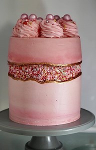 Faultline Cake - Step By Step 🙌 Manche Tortentrends setzen sich durch, so auch der Faultline Cake, bei dem die Torte durch zwei Linien optisch getrennt wird. In der Zwischenschicht finden sich entweder hübsche Streusel, verschiedene Früchte, Buttercreme-Blumen oder Bilder aus Esspapier. Hach es gibt unzählige Möglichkeiten 😍 Ich freue mich, dass mein Video so gut bei euch ankam ❤ Demnächst backe ich eine leckere Oreo-Torte 😋 Ich konnte herauslesen, dass sich viele eine Giotto-Haselnuss-Torte 