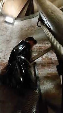 Subbi climbs the Belfort tower / Subbi erklimmt gefesselt den Turms des Belfort - Brügge