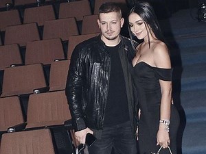 Klea Huta bën familjare lidhjen me Elgit Dodën, kantautori e ndjek me statusin e burrit në udhëtimin në SHBA