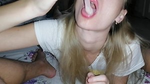 Jeunne femme dépravée boit mon sperme à partir d’un préservatif usagé... OHHH YEA!