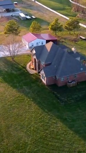 Beautiful home on a flat 2.5-acre lot in Fayetteville! With 5 bedrooms, this home has a spacious layout, featuring an office, formal dining area, and an additional Razorbacks office/playroom upstairs. Additionally, this property features a 900 sqft in-law cottage with heat/air, a full bath, and a kitchenette, offering endless possibilities for use as a guest house, rental unit, or workshop. Call Andrea Woody to learn more 📲(855) 755-SOLD 📍 18518 Duncan Road, Fayetteville, AR 72701 📣 $800K htt