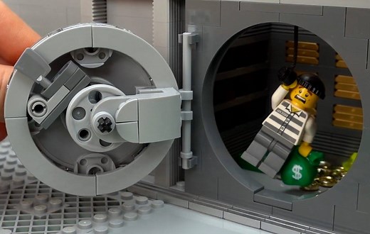 How to Build a Working LEGO Bank Vault Door (by LEGOParadise https://bit.ly/3dEo45m) | Beyond the Brick