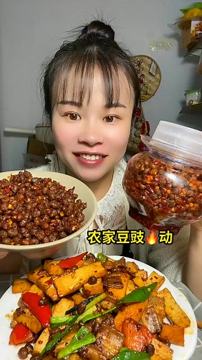 Enjoying homemade spicy Sichuan snacks! 🌶️🍲 Nothing beats the taste of tradition. #SpicyDelights #HomemadeGoodness #FoodLover | Laura Hogan