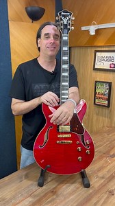A guitarra Ibanez AS93FM TCD, da linha Artcore Expressionist, possui corpo semi-hollow, super versátil e no lindo acabamento Transparent Cherry Red. A série Artcore tornou-se nos últimos 10 anos, umas das principais opções para musicos de gêneros como blues, country, rock e jazz. São guitarras com um corpo mais fino, no estilo das guitarras 335, ideais para que quer um verdadeiro som de semi-acústica, sem se desprender muito do conforto da pegada das guitarras de corpo sólido. Esse e outros mode