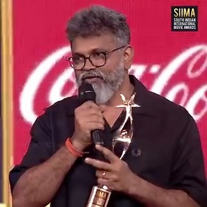 Pushpa 2 Director Sukumar shared an emotional note to his mother on the stage. #AlluArjun #Pushpa2 #Sukumar #DeviSriPrasad #RocklineVenkatesh #RanveerSingh #PoojaHegde #SIIMAwards | SIIMA