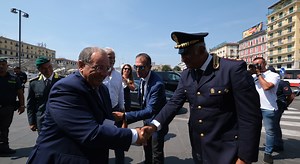 Napoli, il prefetto Michele di Bari in piazza Garibaldi