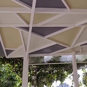 Motif : Geometric ( silahkan cari di google buanyak banget, tp biasanya motif ini di aplikasikan pada dinding/tembok) Bahan : rangka besi, tiang2 dibuat besar dgn cara digabungkan beberapa besi dan dilapisi lagi sehingga terlihat spt tiang yang terbuat dari semen (Lebar tiang 15cm) Bahan atap : bahan atas terbuat dari acrylic, sebenarnya aslinya ini tembus pandang spt kaca, jadi terang yaaa Tp karena ini produk gagal dan bocor2 semua akhirnya atap acrylic dilapisi lagi dengan alderon. Dan acryli