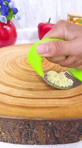 12K views · 56 reactions | 龍Garlic Press - Presa za bijeli luk龍 DVA KOMADA 12 KM Funkcionalna presa sa kojom ćete brzo i lako isitniti bijeli luk, a da pri tom sačuvate Vaše ruke! Šifra: 2x Presa za luk Garlic sharped | Akcija.ba | Facebook