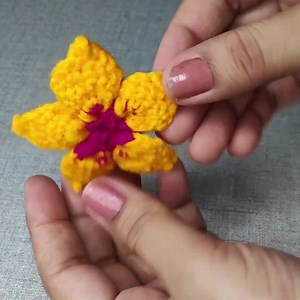 Amazing Hand Embroidery flower design, 3d Hand Embroidery #floral #trending #flowers #handmade #design | Embroidery Skills ideas