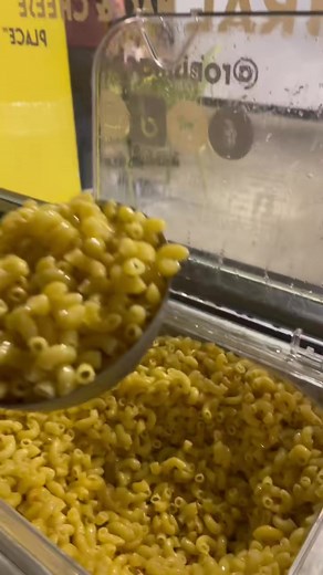 😭😭😭 youre killin me smalls #franchiseopportunities #franchises #foodblogger #smallbusiness #foodporn #footballtiktok #CapCut | Roni's Mac Bar