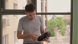 Мужчина использует автоматический очиститель окон для: стоковое видео (без лицензионных платежей), 3824813645 | Shutterstock