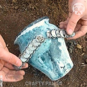 Treasure hunter finds a buried urn with treasure Partner: Arkeolog | Crafty Panda