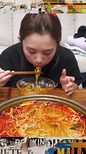 Spicy Jjambbong Jeongol is a Korean hot pot dish featuring seafood, vegetables, and noodles in a rich, spicy broth. It's often enjoyed as a comforting meal, especially after drinking. Bagian 6 | Hamzy Fans, mukbang ASMR