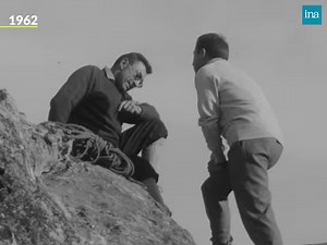 FONTAINEBLOC 🧗‍♀️ Si au départ les premiers grimpeurs ont commencé la pratique du bloc pour s’entraîner à l’alpinisme, il s’agit aujourd’hui d’une discipline à part entière récemment inscrite aux Jeux Olympiques ! Et la forêt de Fontainebleau est LA référence pour les franciliens amateurs d'ascension. Et ils sont légions ! Une mode qui ne date pas d’hier… | INA