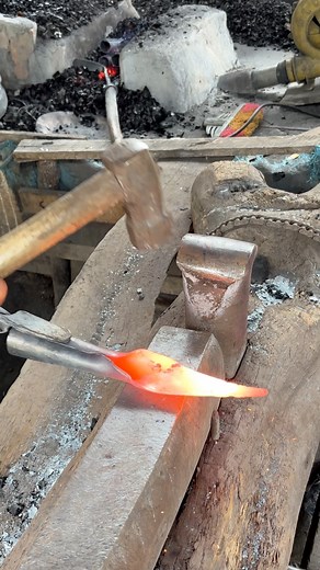 From fire and steel, a new harvesting tool is born. Hand-forged by a traditional blacksmith — built to cut the toughest palm fruit. Crafted with skill, patience, and the spirit of hard work." ⚒️🌴 #blacksmith #forging #handforged #metalwork #craftsmanship #traditionaltools #palmharvest #agriculturetools #palmfruittool #farmtools #forgelife #pandaibesi | Rizaldi
