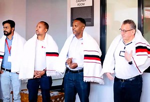 ሲሲቢኤ-ኢትዮጵያ ለሰበታ ዲማ ማህበረሰብ የውሃ አቅርቦትና የኤሌክትሪክ ሃይል ገንብቶ በማስረከብ ላደረገው አስተዋጽኦ ከማህበረሰቡ የምስጋና ስጦታ ተበርክቶለታል🥳 The Sebeta community presented CCBA-Ethiopia with a gift as a token of thanks for its support in constructing and delivering the Sebeta Dima community with electricity and access to clean water. #oursustainability #economy #ourcommunity | Coca-Cola Beverages Africa-Ethiopia