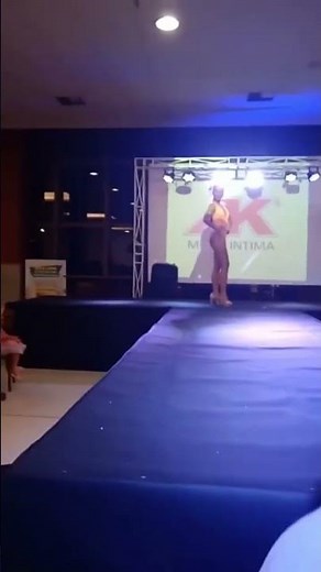 Lindo desfile moda praia 🏖️
