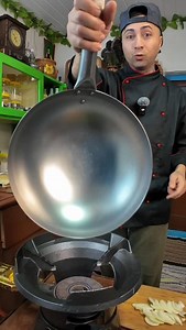 Cum sa pregatesti un wok nou sa nu se lipeasca nimic 🤩 Simplu, urmareste pasii pe care ii fac eu, si nu o sa se mai lipeasca nimic de wok, si nu se va zgaria, fara nici o problema, dupa e gata de gatit 🥰 urmareste-ma si distribuie ce iti place cel mai mult, ma ajuti mult 🙏 spor la traba ❤️ #wok #bucatar #bucatarie #gatit #tutoriale | Roman Paul Gabriel