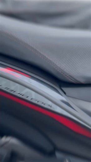 Barang penuh seat? Jangan stress! Upgrade terus dengan Givi Box 32L – STORAN LUAS, GAYA PUN MANTAP! 🔥🏍️ 💼 Muat helmet & barang harian 🧳 Sesuai untuk ride jauh atau kerja harian ⚙️ Pemasangan mudah – plug & go je! ☔ Tahan cuaca – hujan pun no hal! Motor nampak lagi smart, perjalanan pun lebih selesa! Limited stock – siapa cepat dia dapat! ⏳ DM sekarang untuk HARGA SPECIAL! 💸✨ | Ho Hin Motors Sdn. Bhd.