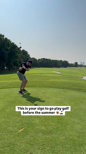 With only a few weeks left before it’s too hot for outdoor activities, there’s still time to enjoy the outdoors and hit the greens with friends. ⛳️🏌🏽‍♂️ Whether you’re a pro or just play for fun, take your pick from Abu Dhabi’s long list of golf courses 🏌️ The Abu Dhabi Golf Club is one not to miss, featuring a clubhouse shaped like a falcon and top-notch greens. It’s a favorite among pros who compete in the Abu Dhabi Golf Championship. The course is challenging, but there are also more acces