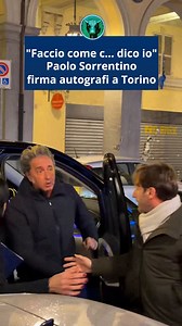 Paolo Sorrentino sorprende con un raro bagno di folla a Torino. In un video sui social lo si vede fermarsi davanti al cinema Nazionale per firmare autografi - a dispetto dei consigli della scorta - e scattare selfie, con pochi sorrisi ma senza sottrarsi ai fan. Durante la serata del 18 gennaio, però, il rapporto con il pubblico è apparso contrastato: il regista ha salutato brevemente una proiezione più istituzionale, ringraziando Torino con poche parole ("Non è vero che siete falsi e cortesi") m