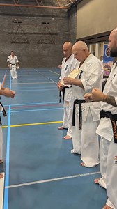 Gefeliciteerd Richard den Hartog met je 1e Kyu! 🥋🔥 Afgelopen zaterdag was het zover: de bondsexamens op Sportcentrum Papendal! Namens Budokai Vleesenbeek heeft onze eigen Richard den Hartog met succes examen gedaan voor zijn 1e Kyu (bruine band met streep)! Richard heeft een ijzersterke prestatie geleverd. De dag begon met het technische gedeelte (kihon, kata, renraku), gevolgd door een intensieve middag sparren (kumite) zonder bescherming, waarbij de examenkandidaten flink werden getest op hu