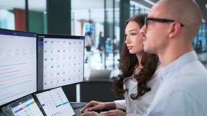 「Financial Analyst ダッシュボードを使用してKPIをトラックし、目標を調整します。」の動画素材（ロイヤリティフリー）3981847081 | Shutterstock