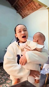88K views · 1.4K reactions | Một hình ảnh tuyệt vời ❤️ Người mẹ ở Nghệ An hát những lời ru con, tạo nên một không gian ấm áp và yêu thương. Tiếng hát của mẹ như một bản nhạc ru con, giúp bé cảm thấy an toàn và được yêu thương bên lòng mẹ.殺 | Nghệ An | Facebook