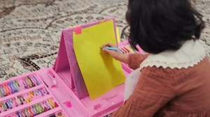Petite fille apprenant à dessiner avec : vidéo de stock (100 % libre de droit) 3991602225 | Shutterstock