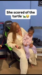 She scared of the turtle 🐢😂#funnymike | Clipspluging Tgk
