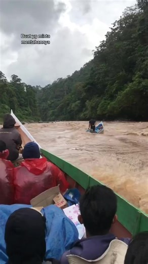 Suasana perjalanan di Lumbis Pansiangan, dekat perbatasan Kalimantan Utara - Sabah. 📷 Anastasia Taher | Borneo Aesthetic