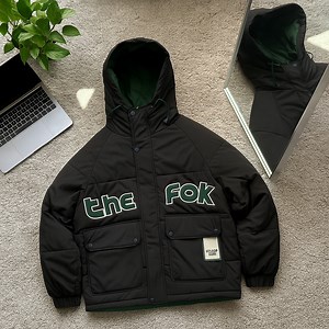 22 reactions | Reste au chaud avec une veste solide, imperméable et super confortable 懶 Idéale pour le froid, les sorties, le travail ou l’école. • Matière chaude & légère • Capuche intégrée • Finition Premium • Style moderne ️ Prix : 369 DH seulement Livraison Gratuite partout au Maroc  Paiement à la livraison ✅  Commandez maintenant ! | ENZO LUCCI | Facebook