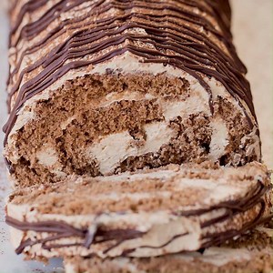 This amazing chocolate roulade is for all the coffee lovers! Recipe: https://valentinascorner.com/coffee-roulade/ | Valentina's Corner