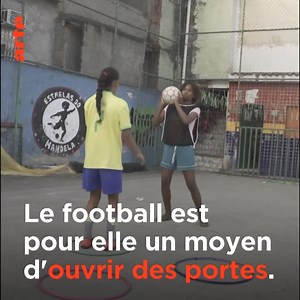 ⚽ À Manguinhos au Brésil, Graciara, une jeune femme native de la favela, insuffle l'amour du football toutes les semaines aux jeunes filles du quartier, afin de peut-être changer leur destinée. ⤵️ | ARTE Info