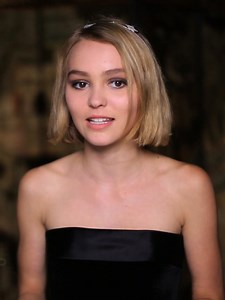lily rose depp, kristen stewart, keira kgnigktley... toutes réunies dans l'appartement de coco chane...
